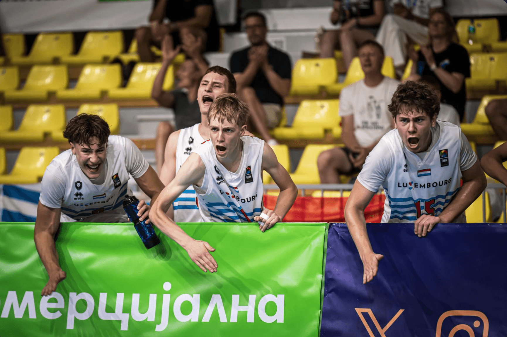 D'Equipe um Bench beim Jubelen