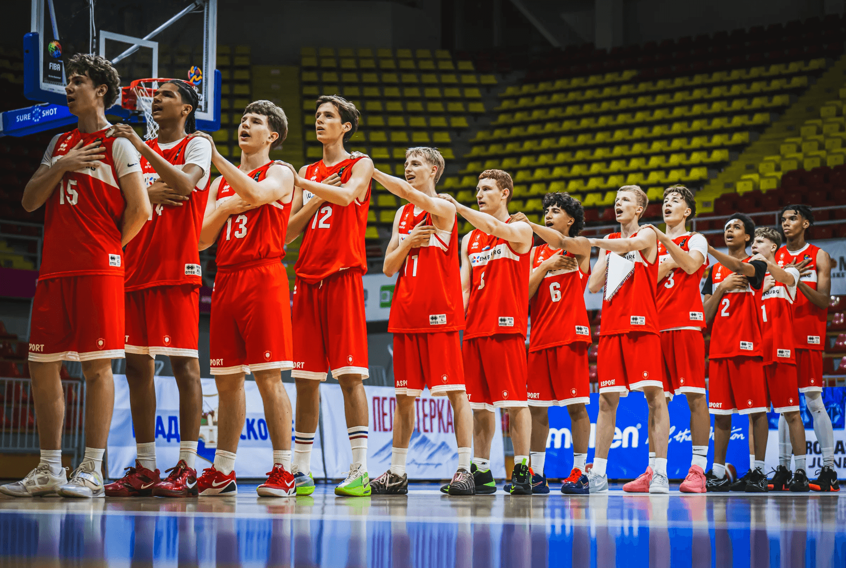 D'Lëtzebuerger U16-Equipe beim Nationalhymne
